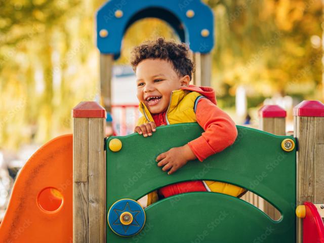 Jongetje speelt op speeltoestel bij BLOS kinderopvang