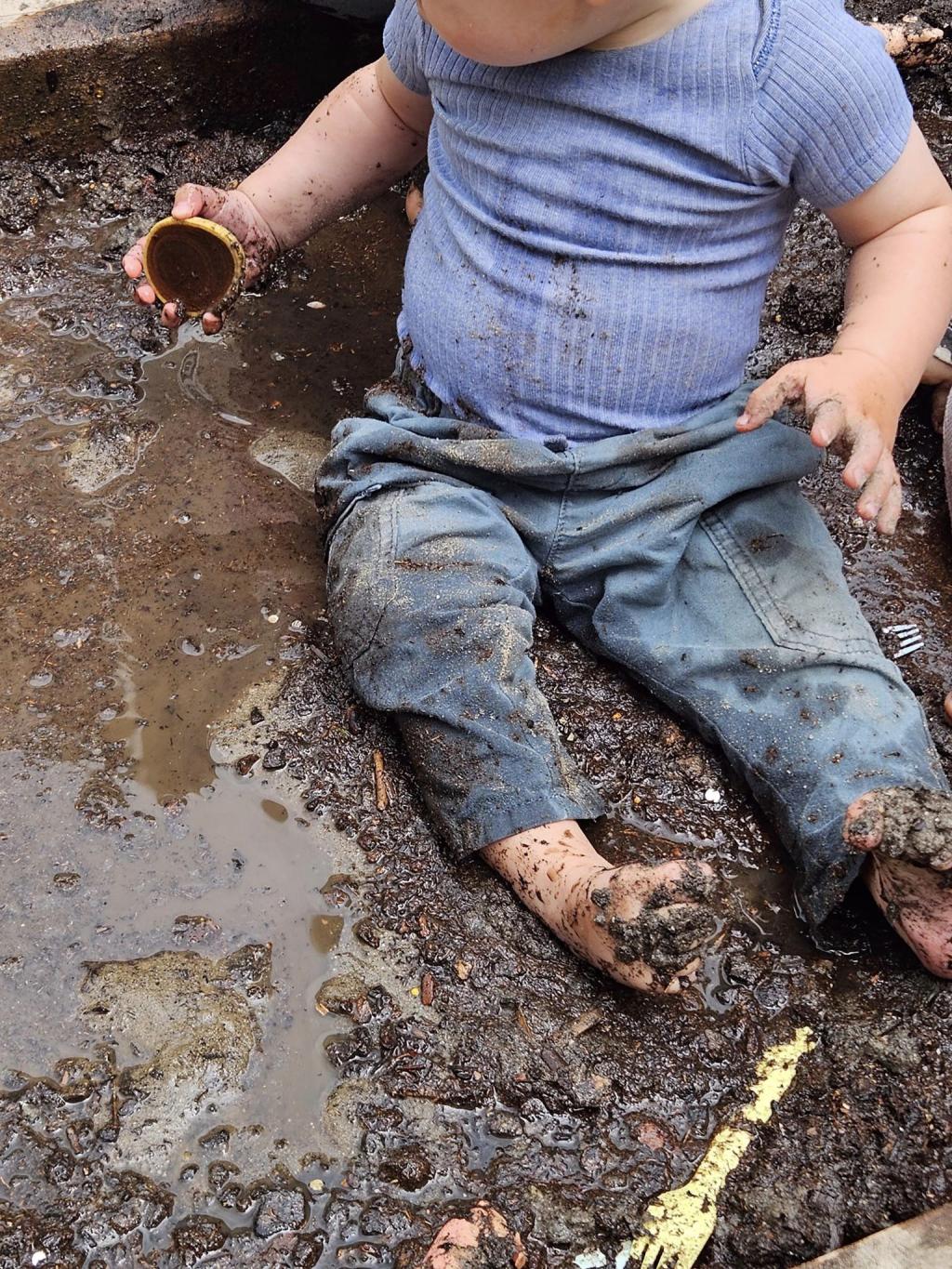 Kind speelt in de modder bij BLOS kinderopvang